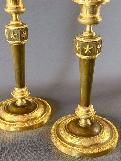 PAIRE DE FLAMBEAUX D’ÉPOQUE EMPIRE EN BRONZE DORÉ ET PATINÉ D’APRÈS CLAUDE GALLE.