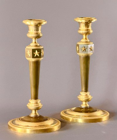 PAIRE DE FLAMBEAUX D’ÉPOQUE EMPIRE EN BRONZE DORÉ ET PATINÉ D’APRÈS CLAUDE GALLE.