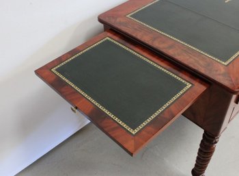 Flacher Mahagoni-Schreibtisch, Restaurationszeit – Anfang des 19. Jahrhunderts