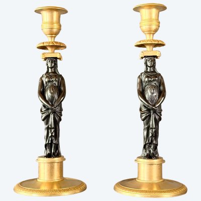 PAAR FLAMMEN AUS BRONZE DORÉ UND BRONZE PATINÉ AUS DER KONSULARISCHEN EPOCHE, UM 1800