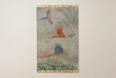 Toile peinte figurant trois perroquets en forêt tropicale. Contemporain. LS6758B677/1