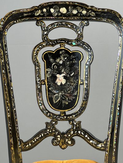 Paire de chaises Napoléon III marquetées et incrustées de nacre, XIXe Siècle