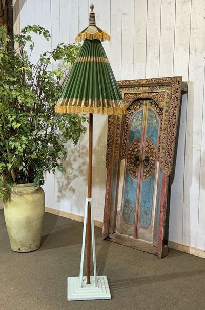 Indonesischer Sonnenschirm aus den 1950er Jahren aus Tapete, Holz und Wolle