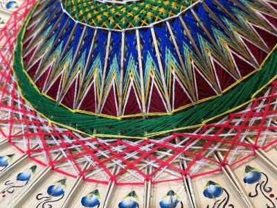 Parasol indonésien des années 1950 en papier peint, bois et laine 