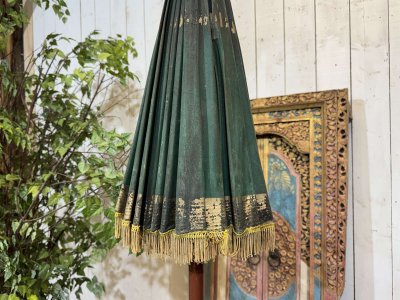 Parasol indonésien des années 1950 en papier peint, bois et laine