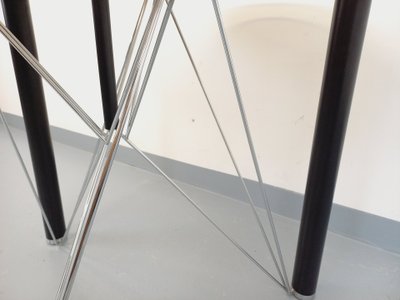 Table à manger ronde vintage en verre fumé, métal noir et métal chromé des années 80
