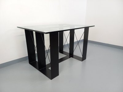 Table haute rectangulaire vintage en verre et métal noir des années 80