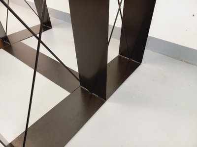 Table haute rectangulaire vintage en verre et métal noir des années 80