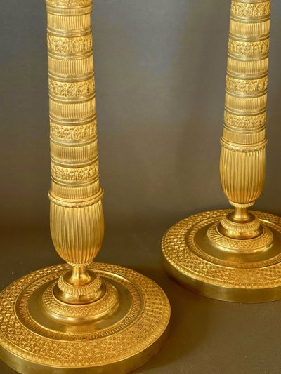 PAIRE DE FLAMBEAUX D’ÉPOQUE EMPIRE EN BRONZE DORÉ. DÉBUT DU XIXE SIÈCLE.