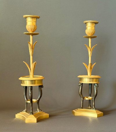 PAIRE DE FLAMBEAUX D’ÉPOQUE CONSULAT EN BRONZE DORÉ ET PATINÉ. VERS 1800