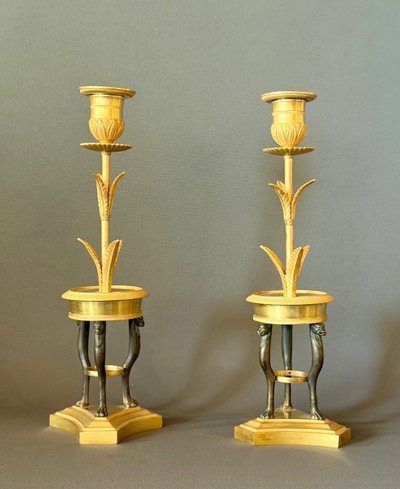 PAIRE DE FLAMBEAUX D’ÉPOQUE CONSULAT EN BRONZE DORÉ ET PATINÉ. VERS 1800