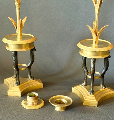PAIRE DE FLAMBEAUX D’ÉPOQUE CONSULAT EN BRONZE DORÉ ET PATINÉ. VERS 1800