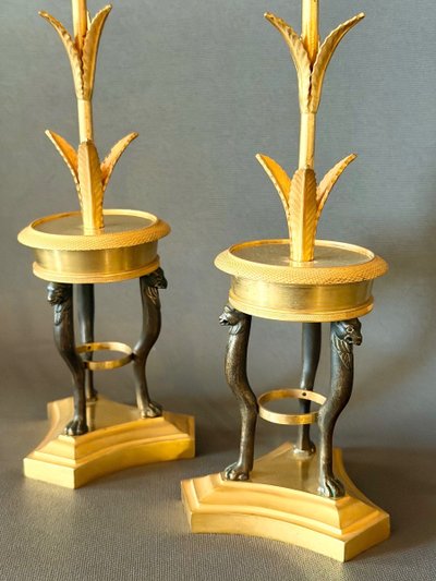 PAIRE DE FLAMBEAUX D’ÉPOQUE CONSULAT EN BRONZE DORÉ ET PATINÉ. VERS 1800