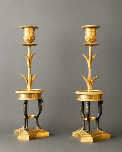 PAIRE DE FLAMBEAUX D’ÉPOQUE CONSULAT EN BRONZE DORÉ ET PATINÉ. VERS 1800