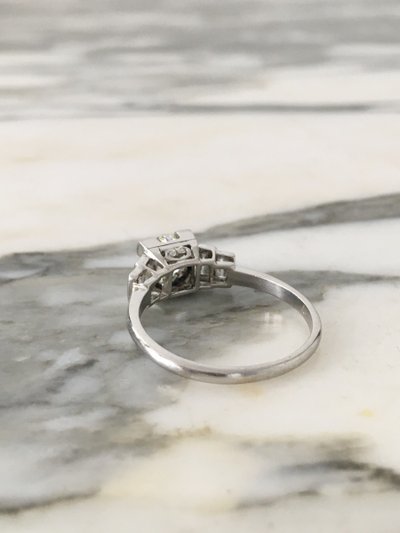 Bague Art Déco en platine et diamants
