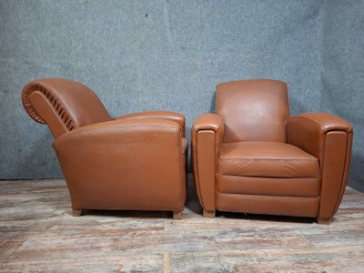 Coppia di poltrone club Art Déco in pelle fulva, opera francese del 1930-1940 circa.