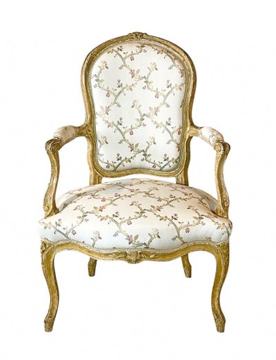 SUITE DE QUATRE FAUTEUILS D’ÉPOQUE LOUIS XV. MILIEU DU XVIIIE SIÈCLE.