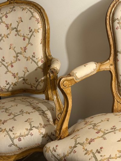 SUITE DE QUATRE FAUTEUILS D’ÉPOQUE LOUIS XV. MILIEU DU XVIIIE SIÈCLE.
