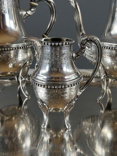 Servizio da tè e caffè in argento a 5 pezzi con vassoio, fine XIX secolo