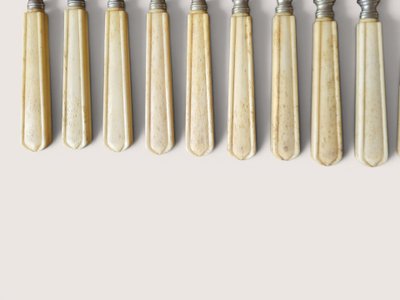 Set di 12 coltelli da formaggio della fine del XIX secolo.