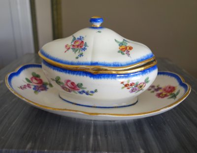 Manufacture de Sèvres, zuccheriera a piattino in porcellana di epoca Luigi XVI - firmata e datata 1777