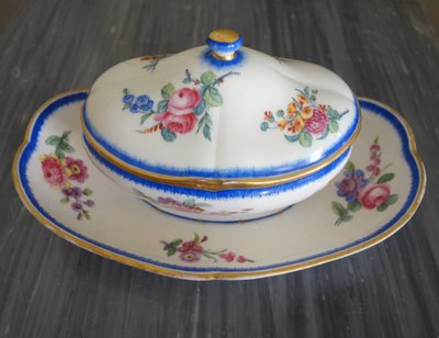Manufacture de Sèvres, zuccheriera a piattino in porcellana di epoca Luigi XVI - firmata e datata 1777