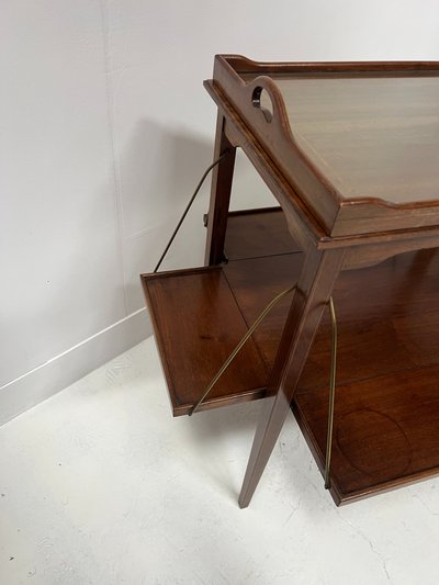 Table a desservir en acajou a décor de filet de marquèterie XX siècle