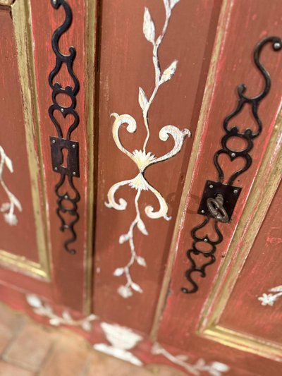 Louis XV sideboard with superb patina and paintwork dating from the early 19th century 