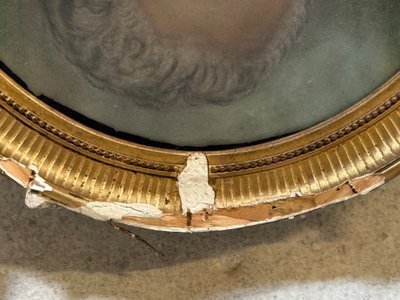Cornice pastello danneggiata