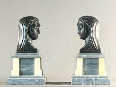 PAIRE DE STATUETTES DE STYLE EMPIRE EN BRONZE PATINÉ REPRÉSENTANT DES TÊTES D’ÉGYPTIENNES.