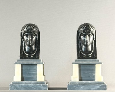 PAIRE DE STATUETTES DE STYLE EMPIRE EN BRONZE PATINÉ REPRÉSENTANT DES TÊTES D’ÉGYPTIENNES.