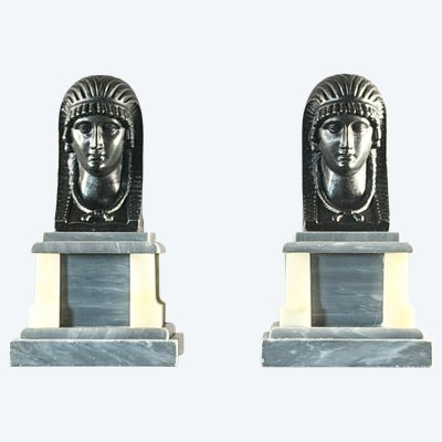 PAIRE DE STATUETTES DE STYLE EMPIRE EN BRONZE PATINÉ REPRÉSENTANT DES TÊTES D’ÉGYPTIENNES.