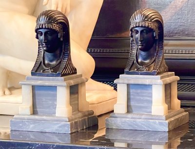 PAIRE DE STATUETTES DE STYLE EMPIRE EN BRONZE PATINÉ REPRÉSENTANT DES TÊTES D’ÉGYPTIENNES.