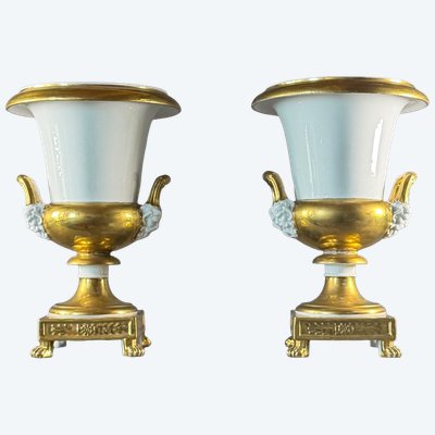 PAIRE DE GRANDS VASES MÉDICIS EN PORCELAINE DE PARIS D’ÉPOQUE RÉTABLIS. VERS 1830.