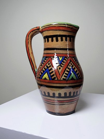 Petit pichet marocain en terre cuite émaillée signé, décor berbère, XXe