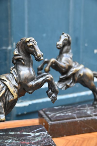 Coppia di cavalli in bronzo in stile antico 