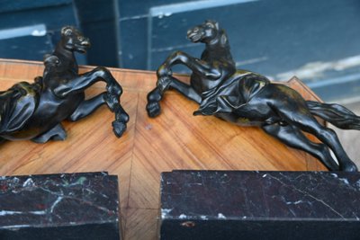 Coppia di cavalli in bronzo in stile antico 