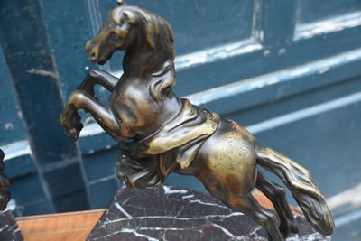 Coppia di cavalli in bronzo in stile antico 