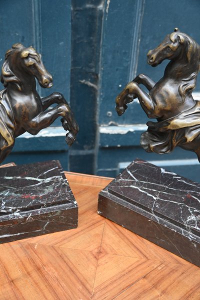Coppia di cavalli in bronzo in stile antico 