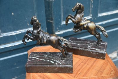 Coppia di cavalli in bronzo in stile antico 