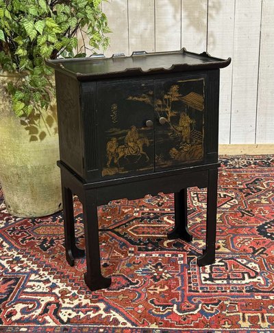 Piccolo buffet in abete degli anni '50, verniciato, con decorazioni in stile asiatico