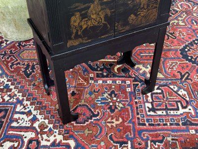 Piccolo buffet in abete degli anni '50, verniciato, con decorazioni in stile asiatico