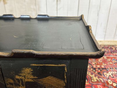 Piccolo buffet in abete degli anni '50, verniciato, con decorazioni in stile asiatico
