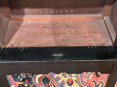 Piccolo buffet in abete degli anni '50, verniciato, con decorazioni in stile asiatico