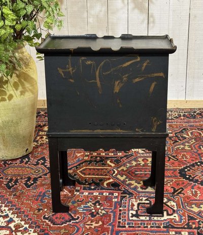 Piccolo buffet in abete degli anni '50, verniciato, con decorazioni in stile asiatico