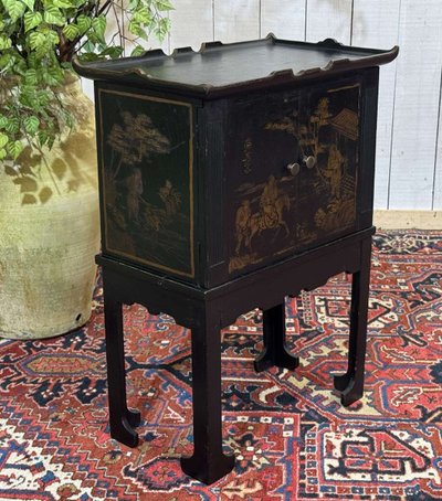 Piccolo buffet in abete degli anni '50, verniciato, con decorazioni in stile asiatico
