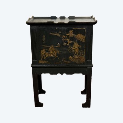 Piccolo buffet in abete degli anni '50, verniciato, con decorazioni in stile asiatico