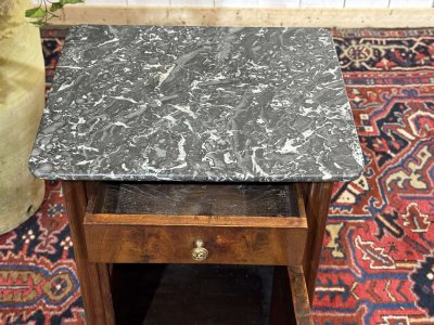 Comodino del XIX secolo in mogano con piano in marmo grigio 