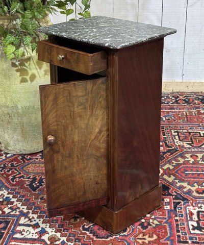 Comodino del XIX secolo in mogano con piano in marmo grigio 