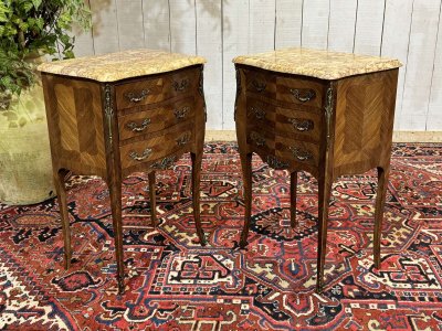 Coppia di comodini in stile Luigi XV in palissandro, rovere e piano in marmo degli anni '60